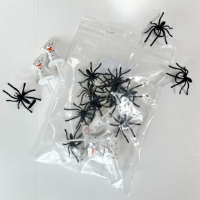 Décoration araignées et fantômes en plastique
